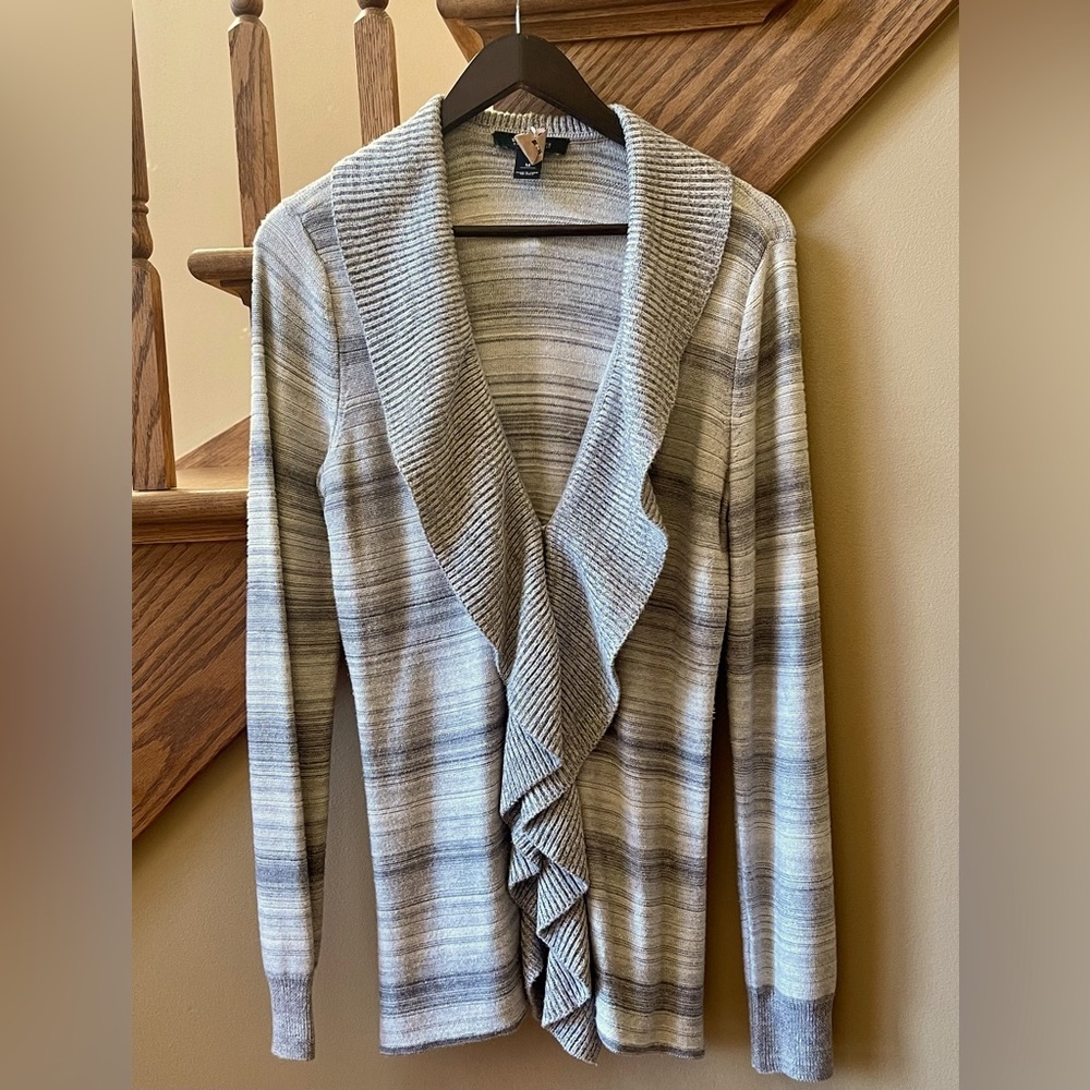 GUC WHBM SM GRAY STRIPED SILVER METALLIC V-NECK RUFFLED FRONT LONG SLEEVE CARDI